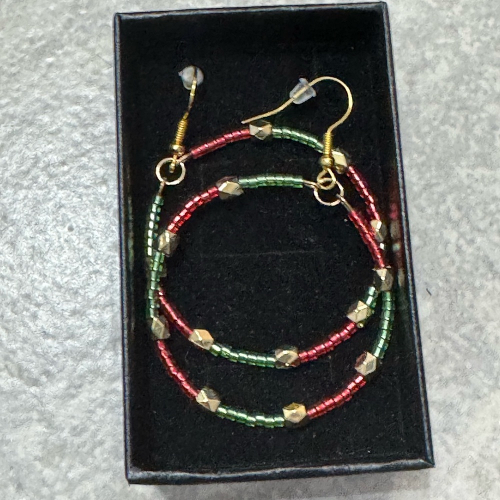 NEW CHRISTMAS HOLIDAY HOOP RED & GREEN SEED BEADS WITH GOLD ACCENTS PIERCED EARS